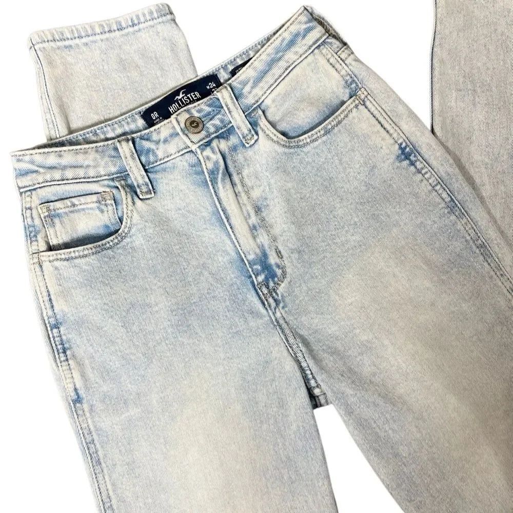 Hollister Ultra High-Rise Mom Jean Light Wash Size 0R (W24-L27)